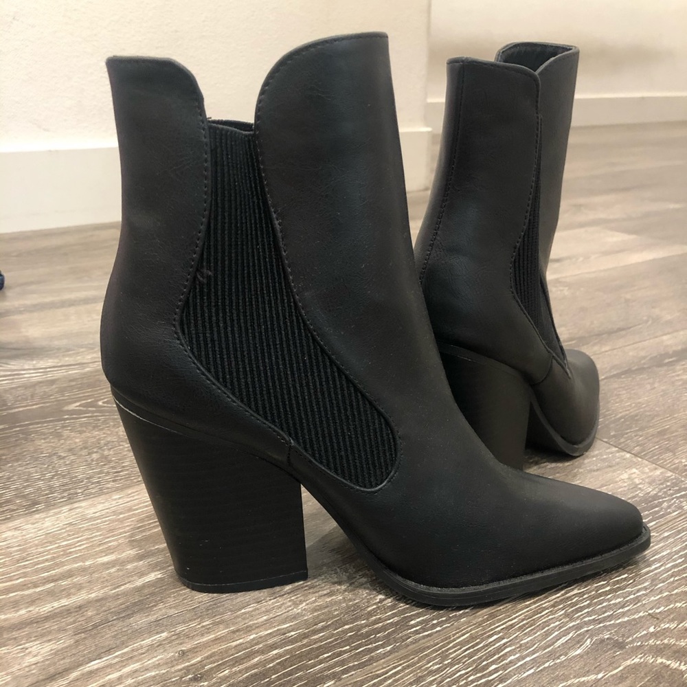 Black boots size 8